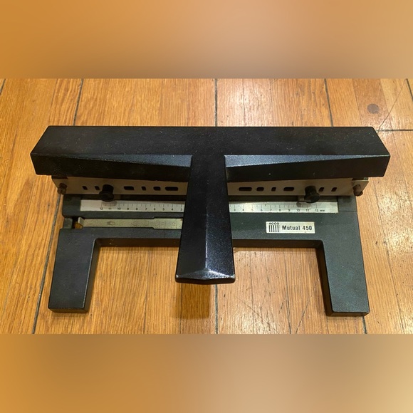ACCO Mutual 450 Heavy Duty Adjustable 3 Hole Punch T53999
Good used condition - Picture 1 of 6